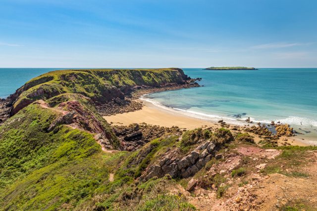 Ynys Gateholm a Thraeth yr Albion