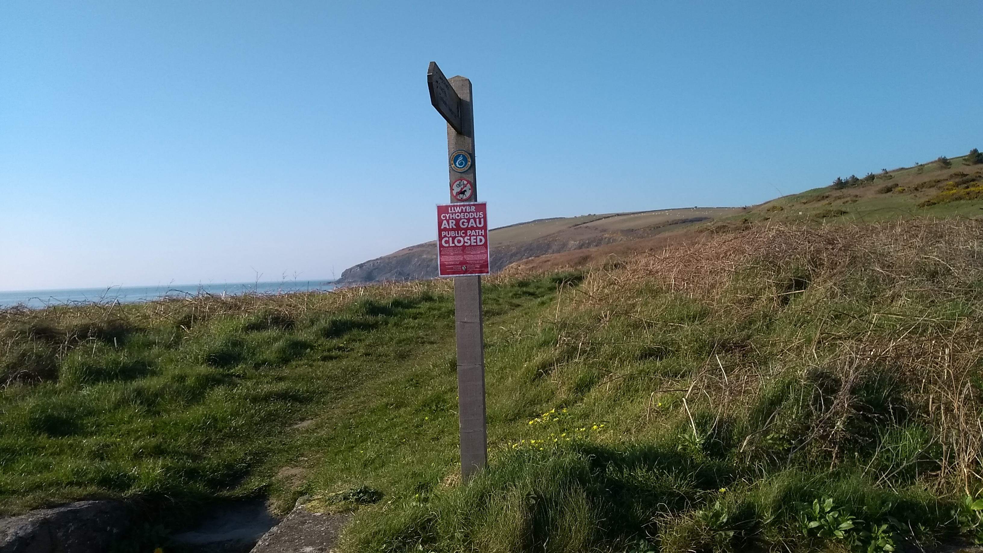 Path closure sign at Ceibwr
