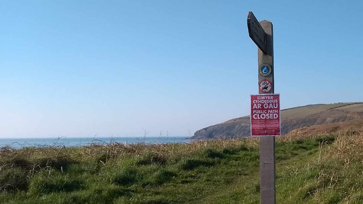 Path closure sign at Ceibwr