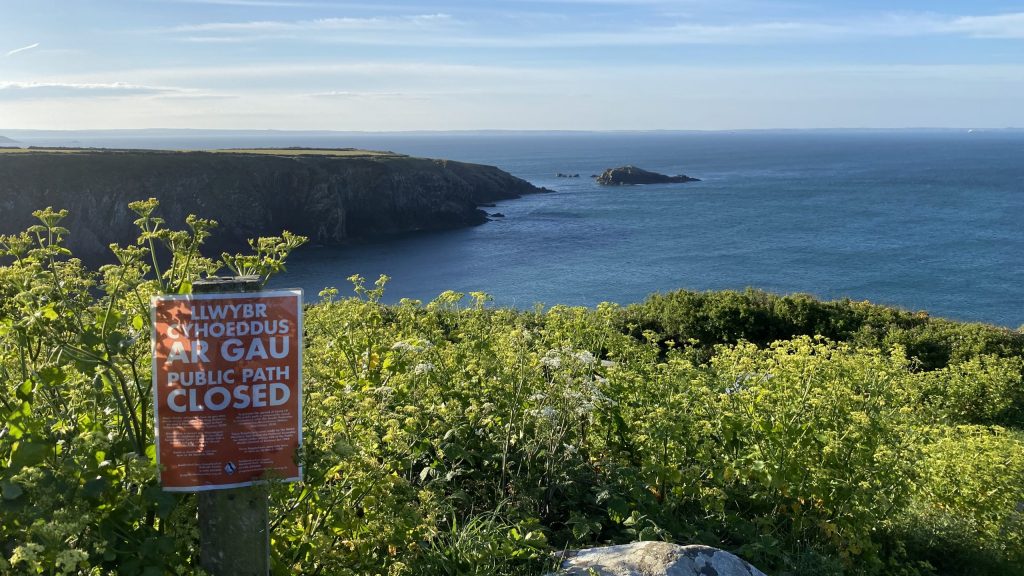 Path closure sign at Caerfai