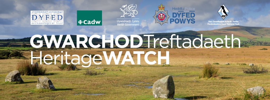 Llun o gerrig sefyll Gors Fawr gyda logos partneriaid GwarchodTreftadaeth (Ymddiriedolaeth Archaeolegol Dyfed, Cadw, Llywodraeth Cymru, Heddlu Dyfed-Powys ag Awdurdod Parc Cenedlaethol Arfordir Penfro). 