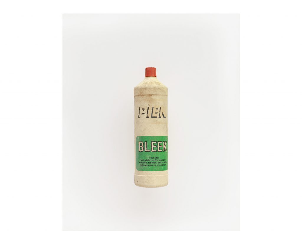 Bleek, Cynnyrch Glanhau Domestig, Freshwater West, Sir Benfro, Cymru 2017